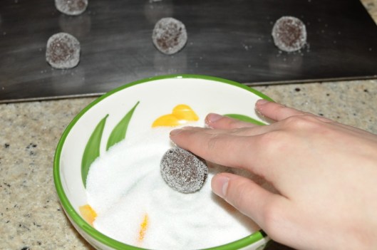 Rolling the dough in granulated sugar
