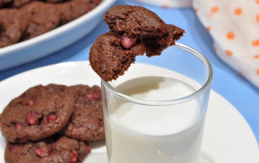 Pomegranate Brownie Cookie with Milk